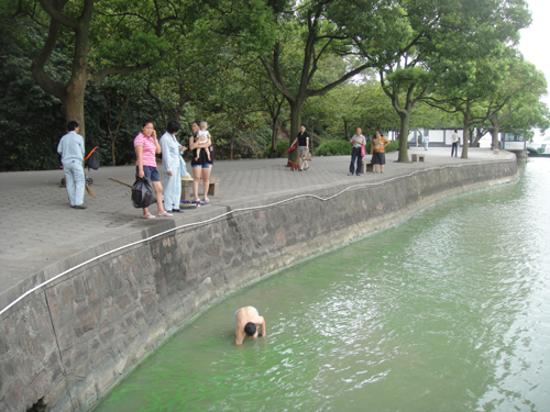 金国兴在湖中打捞.JPG