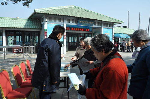 与山水工商分局共同开展宣传文明消费活动.jpg