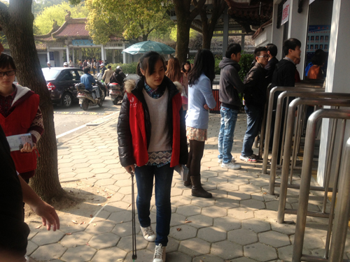 清明节志愿者捡拾垃圾1.jpg